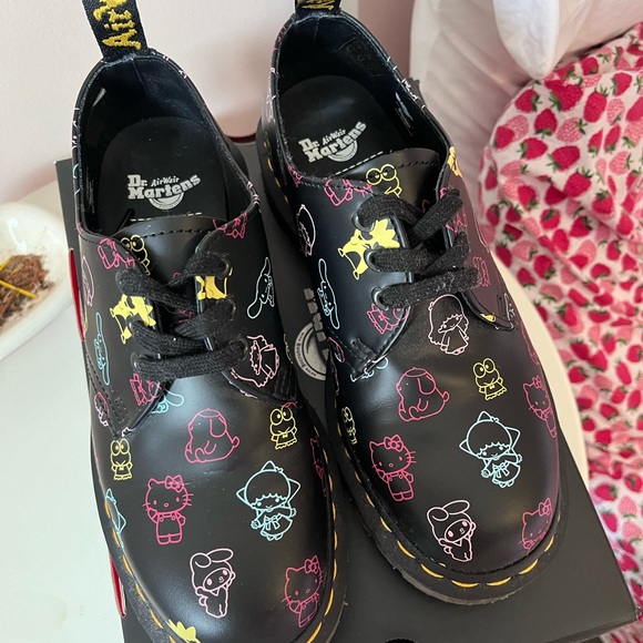 DR MARTENS Hello Kitty Oxford Flats - Picture 3 of 4